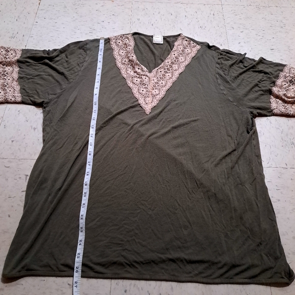 Amanda | Lace Trim V-Neck Top olive Green - Picture 9 of 10